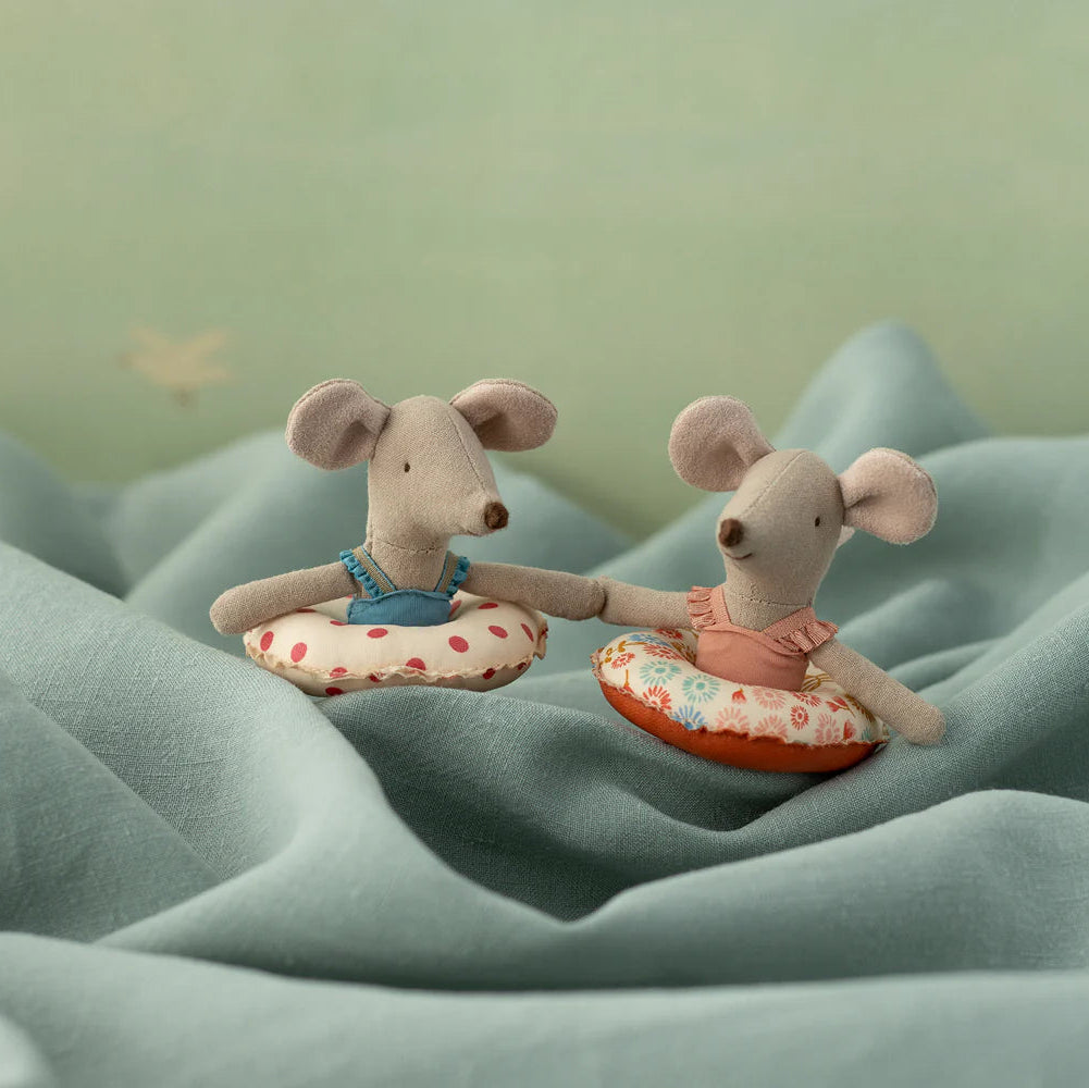 Maileg Strandmaus mit Schwimmring, kleine Schwester
