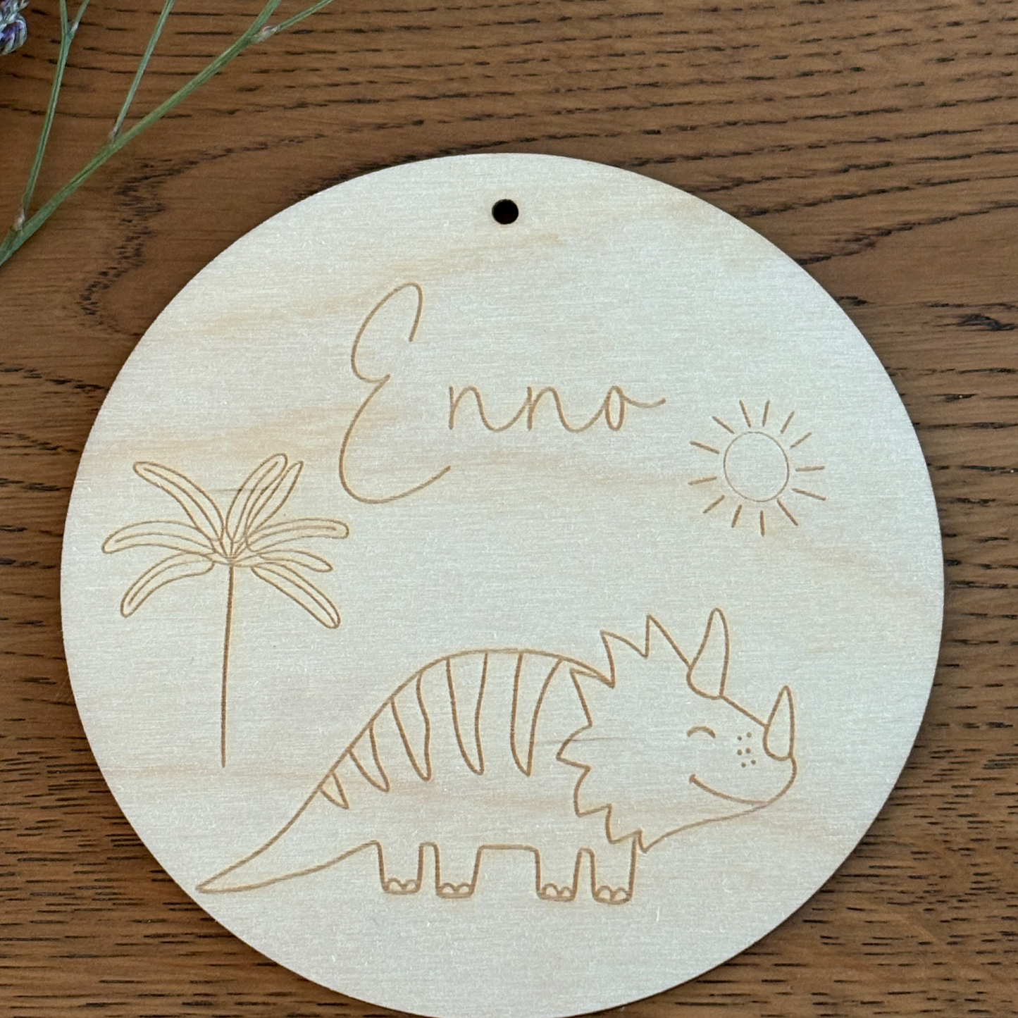 Individuelles Namensschild "Dino" aus Holz gelasert