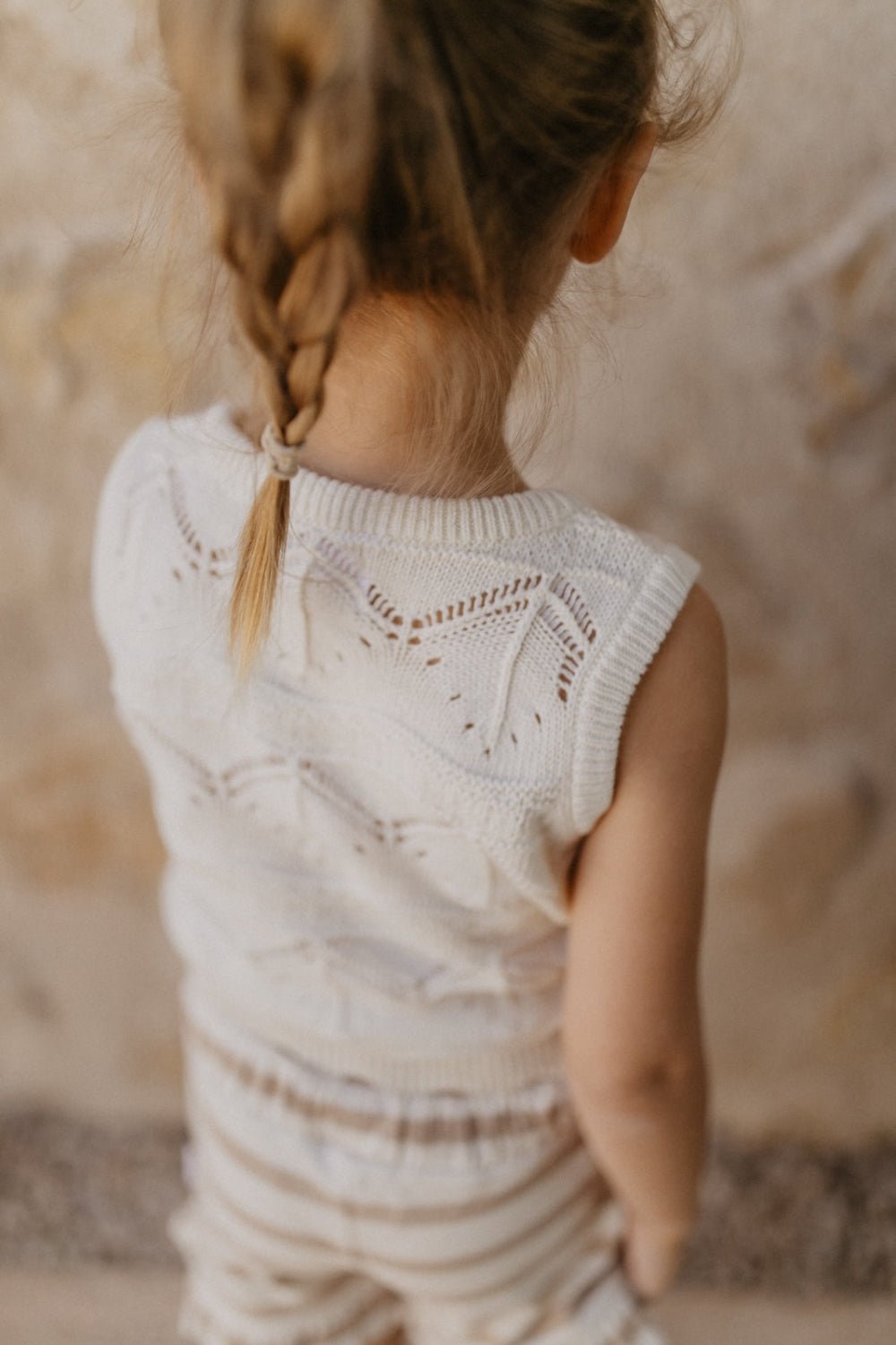 Leevje Stricktop mit Lochstrickmuster