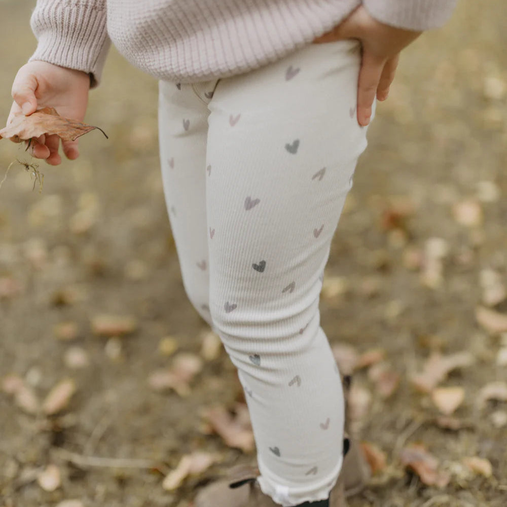 Leevje Leggings „Hearts“ – mit Schleife & Herzprint aus Bio-Baumwolle in light beige
