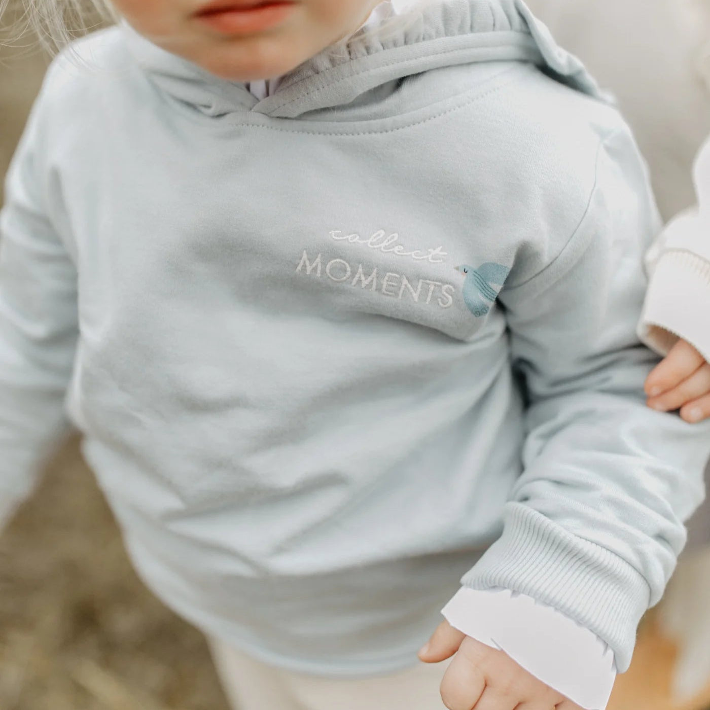 Leevje Oversized Hoodie „collect moments“ – mit Rüschenkapuze