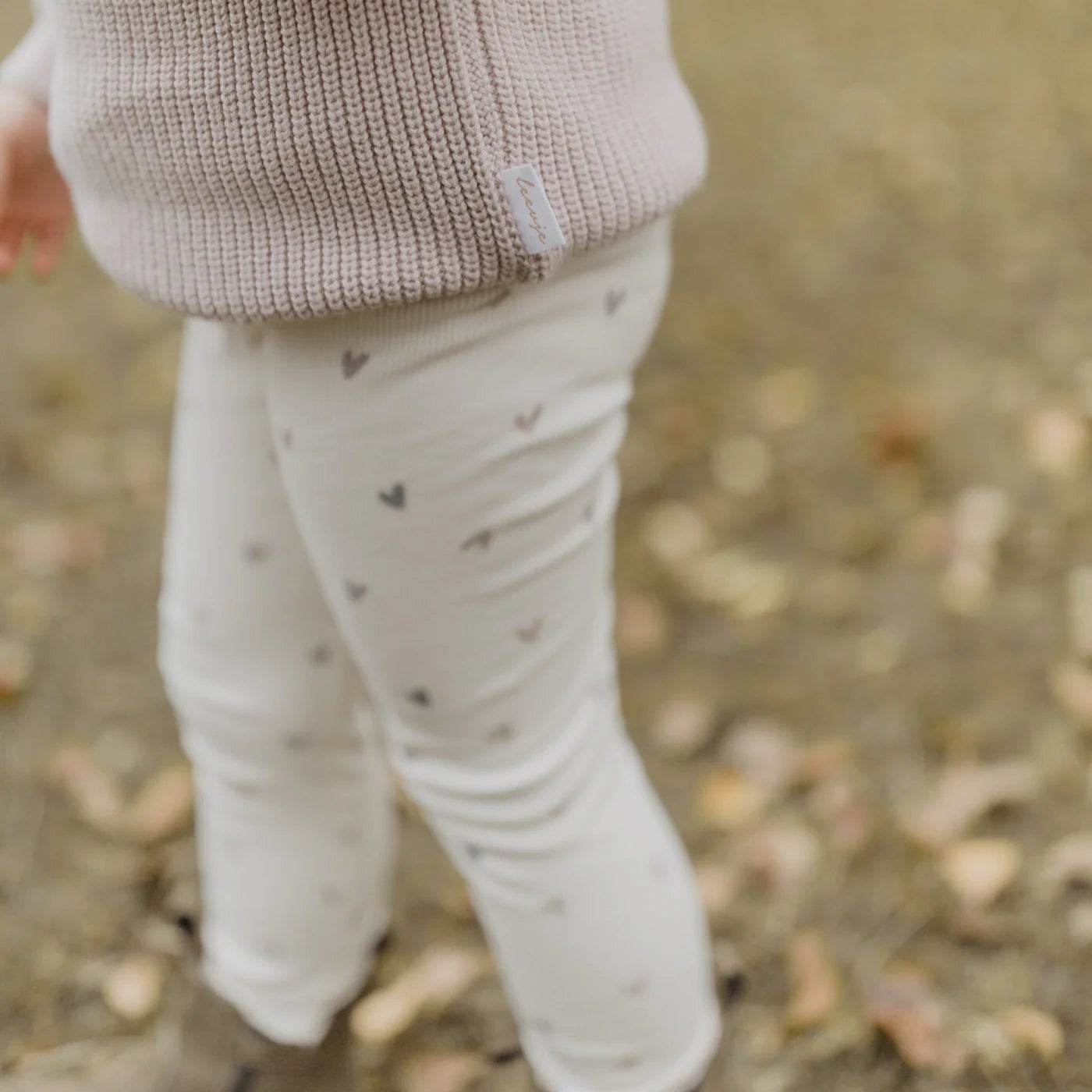 Leevje Leggings „Hearts“ – mit Schleife & Herzprint aus Bio-Baumwolle in light beige