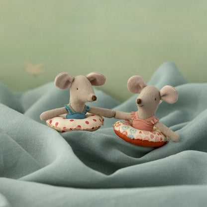 Maileg Strandmaus mit Schwimmring, kleine Schwester