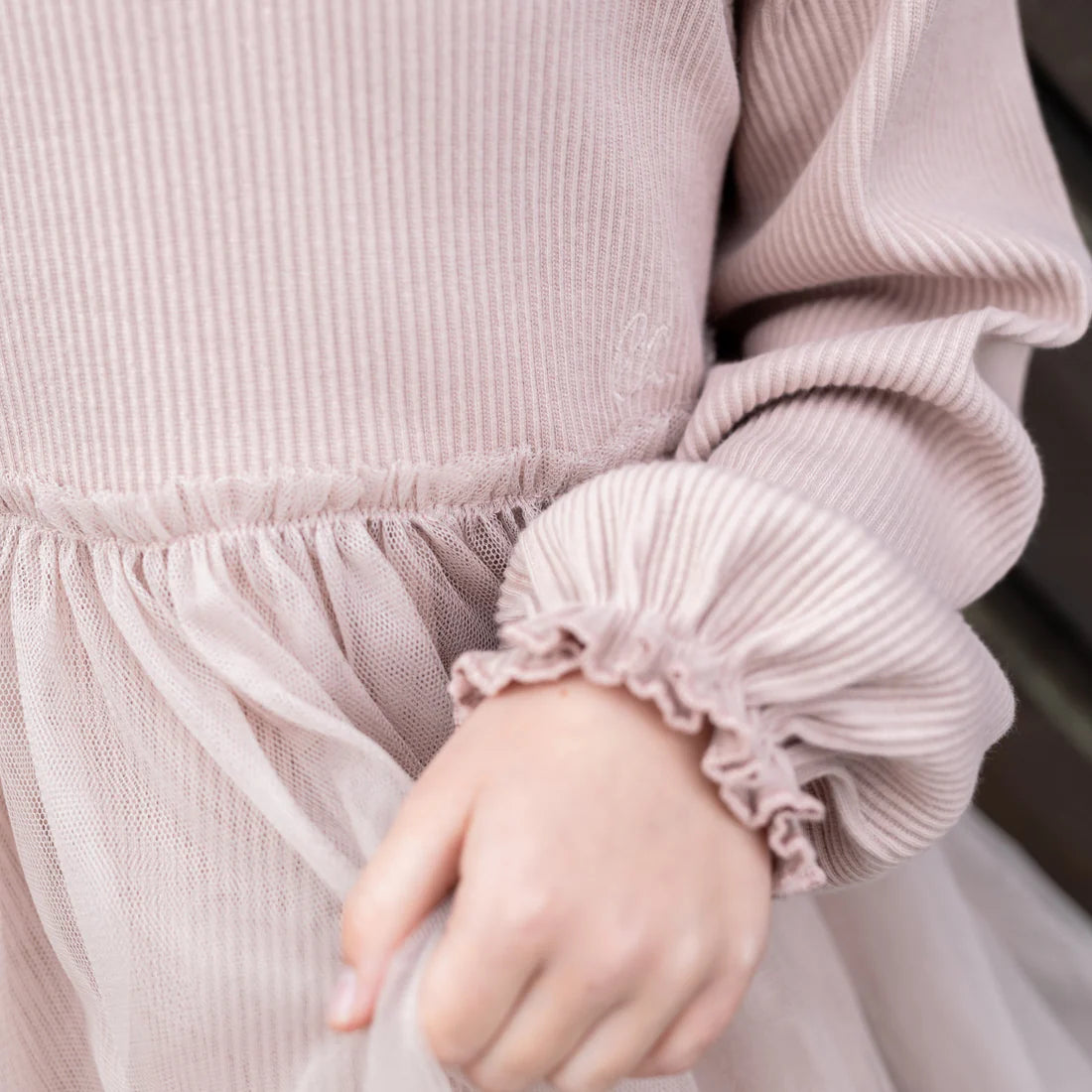 Lille Havn Tüllkleid mit Rüschenkragen