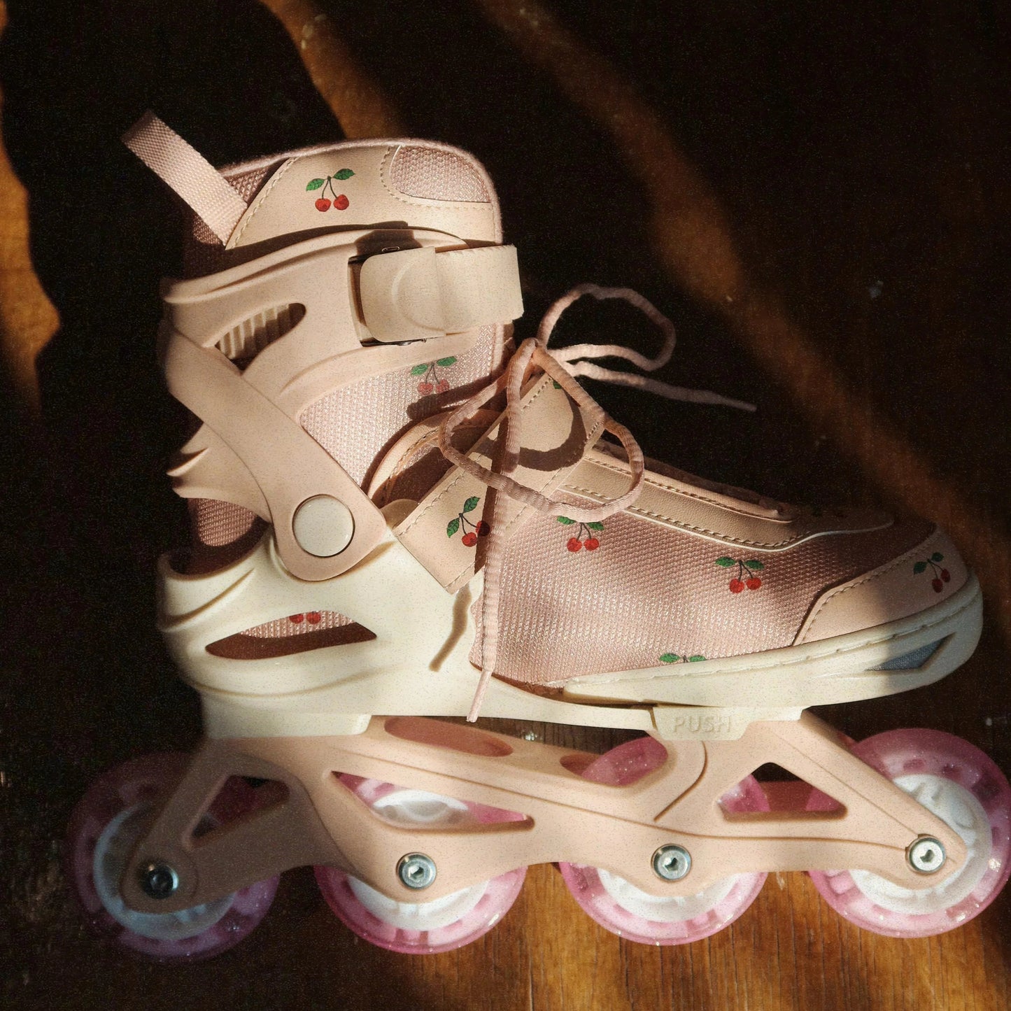Konges Slojd Leuchtende Rollerskates "Cherry"
