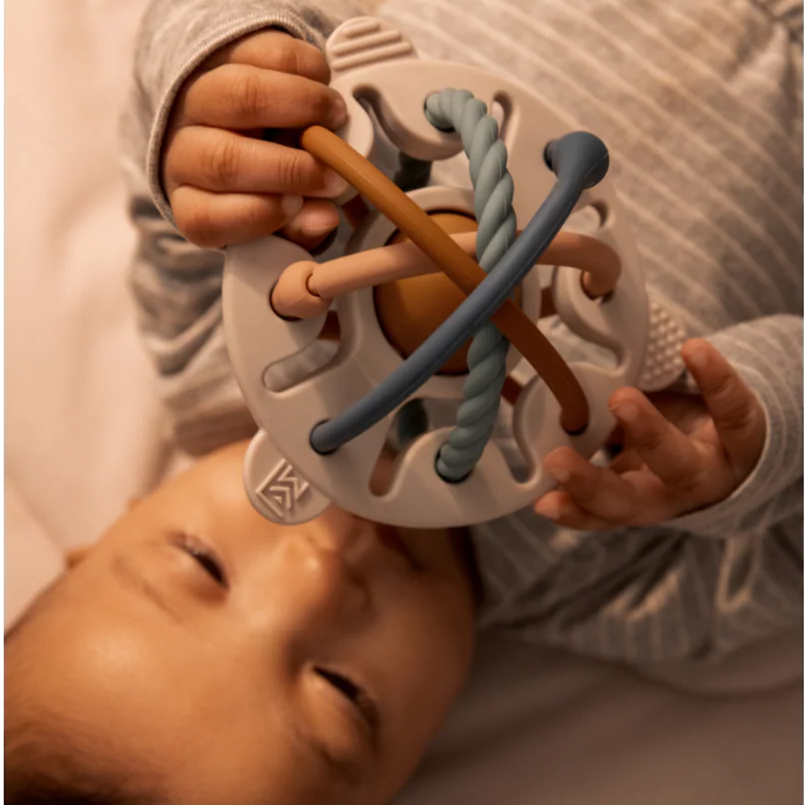 Liewood Silikon-Rassel Hakim – Sensorisches Babyspielzeug