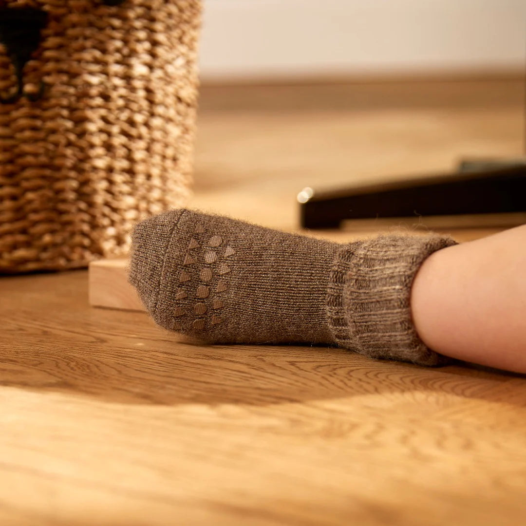 GoBabyGo Rutschfeste Socken aus Alpakawolle "Walnut"