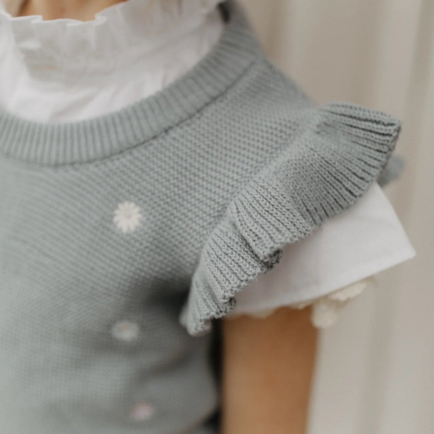 Leevje Stricktop mit Volantärmeln und floraler Stickerei