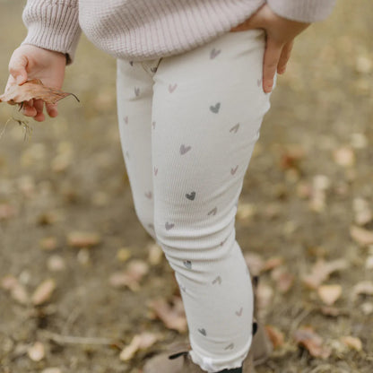 Leevje Leggings „Hearts“ – mit Schleife & Herzprint aus Bio-Baumwolle in light beige