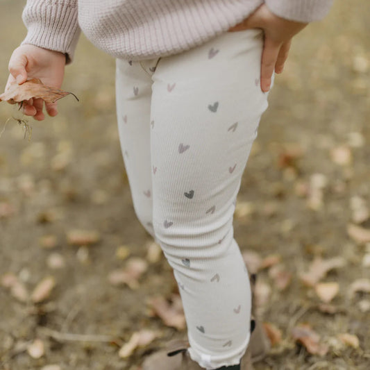 Leevje Leggings „Hearts“ – mit Schleife & Herzprint aus Bio-Baumwolle in light beige